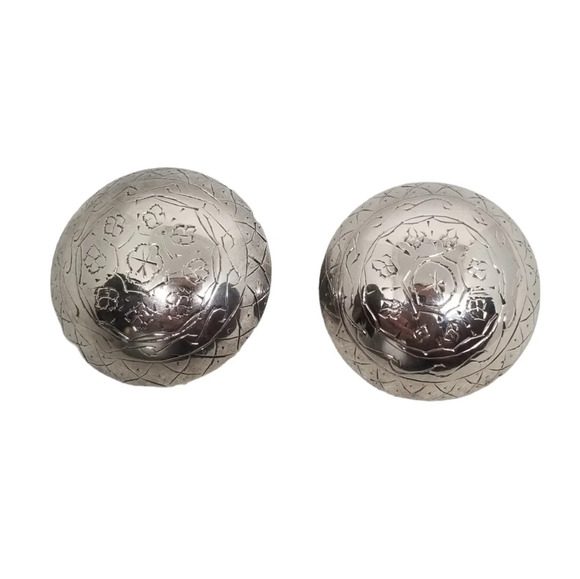 VINTAGE SILVERPLATED BRASS DOME STATEMENT CLIP ON EARRINGS WITH ETCHED DESIGNS - Picture 3 of 5